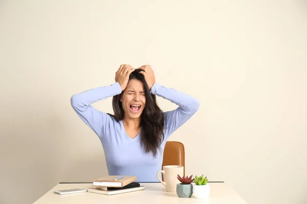 Screaming Young Woman Sitting Table Office — Stock Photo, Image
