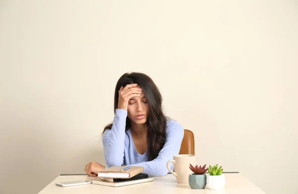 Benadrukt Dat Jonge Vrouw Zittend Aan Tafel Kantoor — Stockfoto