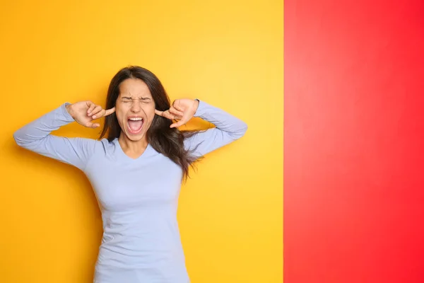 Screaming Young Woman Color Background — Stock Photo, Image