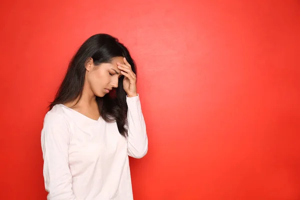 Mujer Joven Estresada Sobre Fondo Color — Foto de Stock