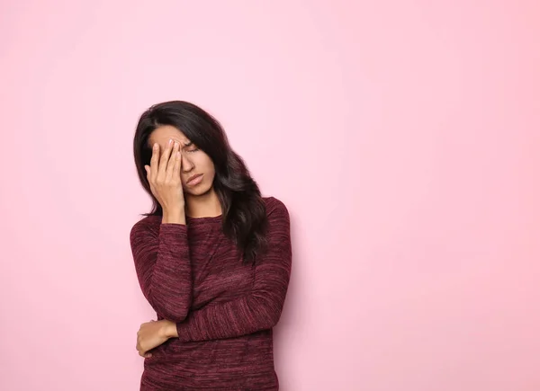 Mujer Joven Estresada Sobre Fondo Color —  Fotos de Stock