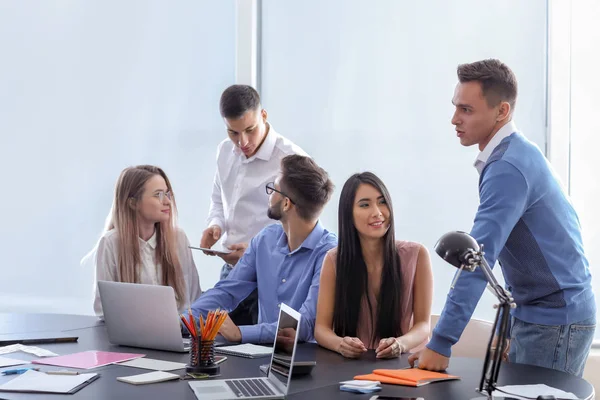 Gruppe Junger Leute Die Der Universität Studieren — Stockfoto