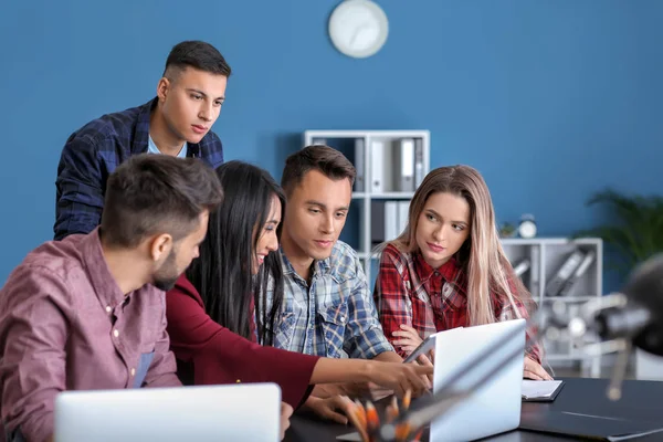 Gruppe Junger Leute Die Der Universität Studieren — Stockfoto