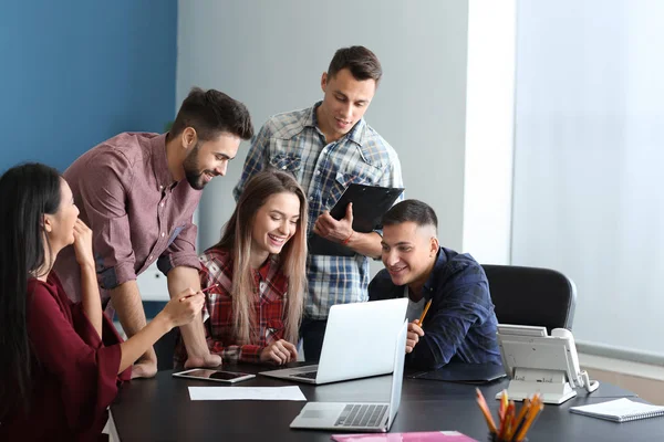 Gruppo Giovani Che Studiano All Università — Foto Stock