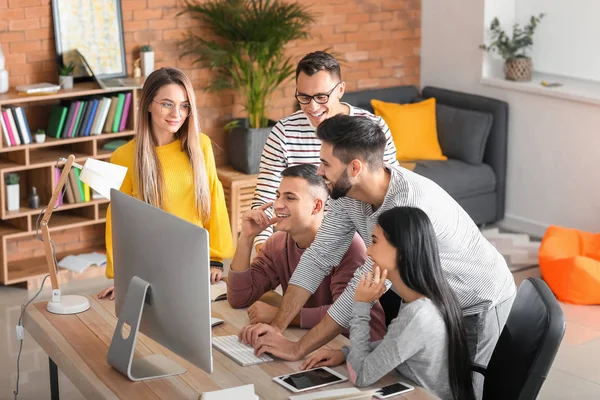 Jóvenes Estudiando Casa — Foto de Stock