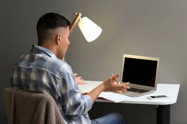 Jovem Emocional Depois Cometer Erro Durante Trabalho Com Laptop — Fotografia de Stock