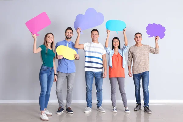Young People Blank Speech Bubbles White Wall — Stock Photo, Image