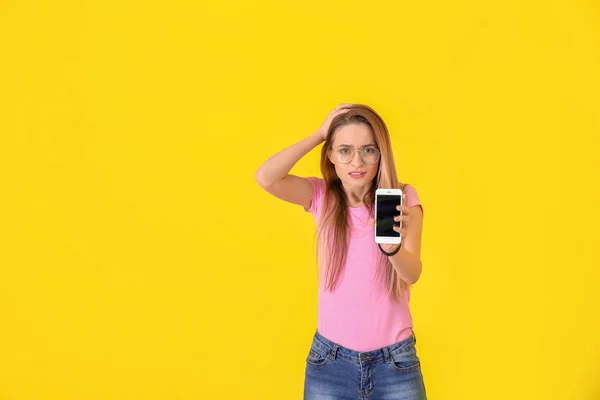 Jovem Mulher Emocional Com Telefone Celular Inoperável Fundo Cor — Fotografia de Stock