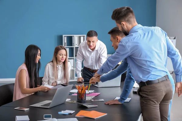 Üniversitede okuyan gençlerin Grup