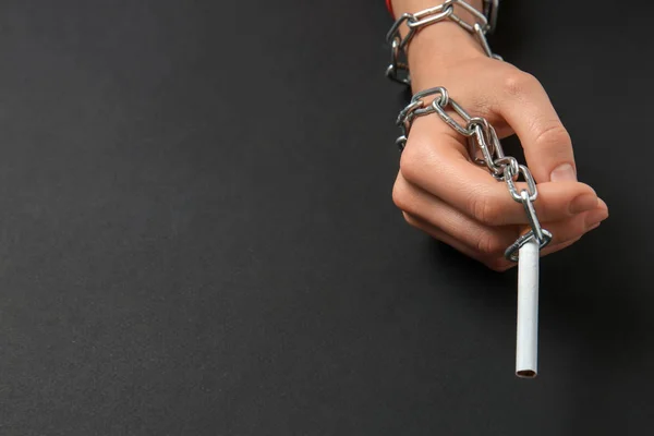 女性的手被锁在黑暗的背景上的香烟上 成瘾的概念 — 图库照片