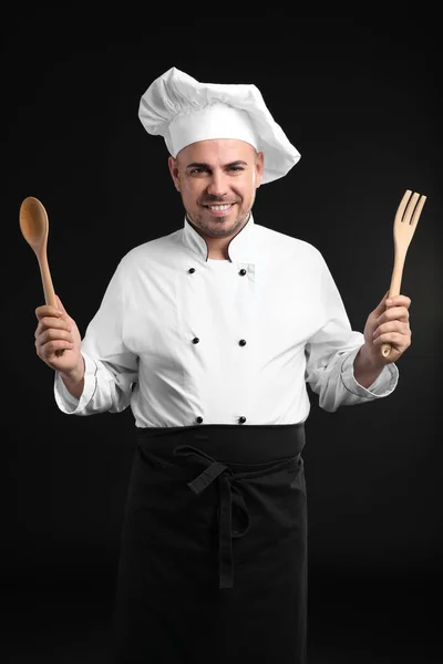 Mannelijke Chef Kok Met Keukengerei Donkere Achtergrond — Stockfoto
