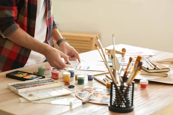 ofiste genç tasarımcısı çalışma