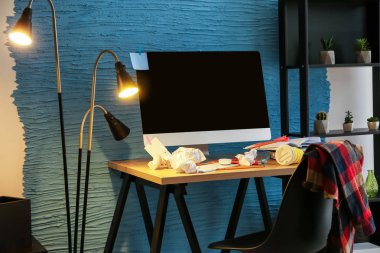 Modern bilgisayarı olan şık bir iş yeri.