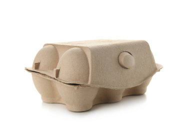 Yumurta paket beyaz arka plan üzerinde kullanılan. Geri dönüşüm kavramı