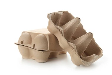 Yumurta paketleri beyaz arka plan üzerinde kullanılan. Geri dönüşüm kavramı