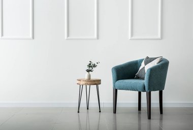 Oturma odasının iç beyaz duvara yakın Yumuşak koltuk