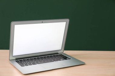 Renk duvara karşı masada modern dizüstü bilgisayar