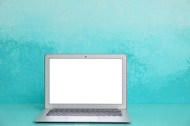 Renk duvara karşı masada modern dizüstü bilgisayar