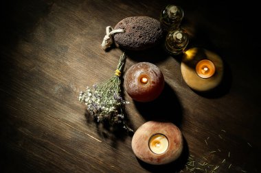 Ahşap masa mumlar yanan ile güzel spa kompozisyon