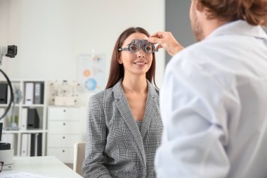 Göz doktoruna muayene Genç Kadın Kliniği