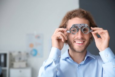 Göz doktoru klinik deneme çerçevelerle genç adam