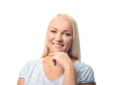 Beyaz arka plan üzerinde güzel Olgun kadın portresi