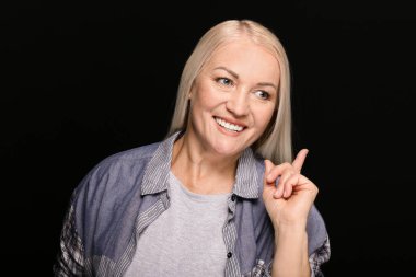 Koyu arka plan üzerinde güzel olgun kadın portresi