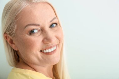 Açık renkli güzel Olgun kadın portresi