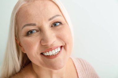 Açık renkli güzel Olgun kadın portresi