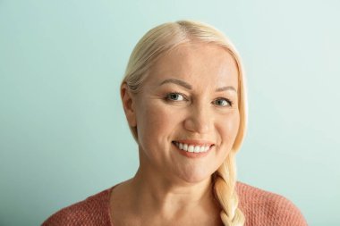 Renk arka plan üzerinde güzel Olgun kadın portresi