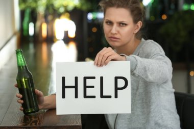 Word yardımı ile kağıt tutan sarhoş kadın çubuk