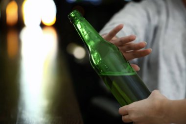 Genç kadın alkol reddederek çubuk