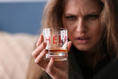 Alkol kelime yardım, closeup ile bardak tutan depresif kadın