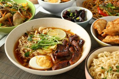 Çin yemeği masada ürün yelpazesine