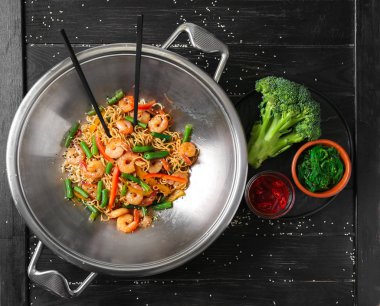 Karides ve sebze ahşap masa üzerinde wok Çin Eriştesi