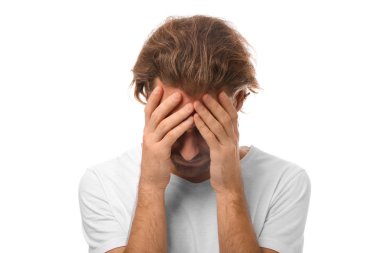 Beyaz arka planda baş ağrısı çeken genç bir adam.