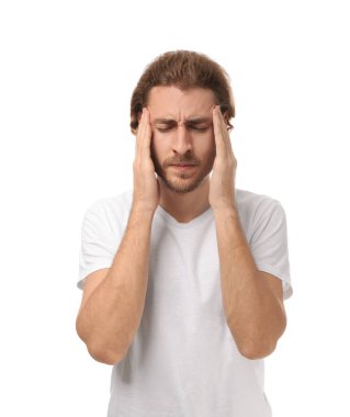 Beyaz arka planda baş ağrısı çeken genç bir adam.