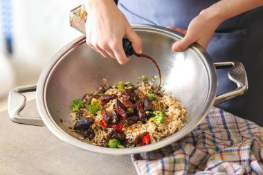 Wok Çin pirinç lezzetli yemek kadın