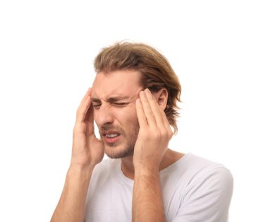 Beyaz arka planda baş ağrısı çeken genç bir adam.