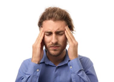 Beyaz arka planda baş ağrısı çeken genç bir adam.