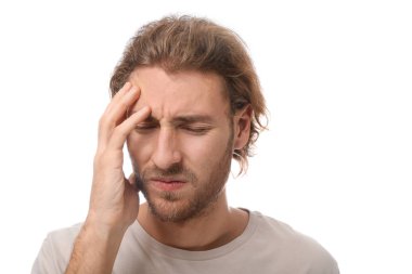 Beyaz arka planda baş ağrısı çeken genç bir adam.