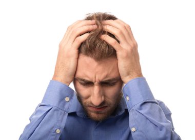 Beyaz arka planda baş ağrısı çeken genç bir adam.