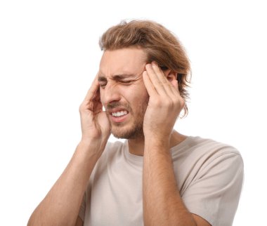 Beyaz arka planda baş ağrısı çeken genç bir adam.