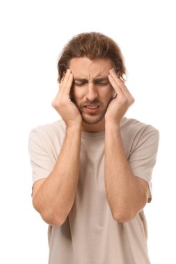 Beyaz arka planda baş ağrısı çeken genç bir adam.