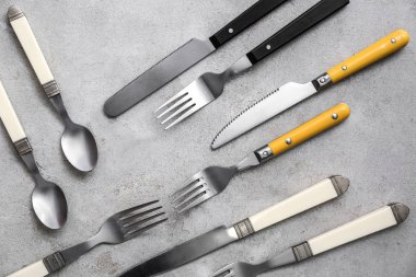 Gri arka plan üzerine çatal bıçak seti