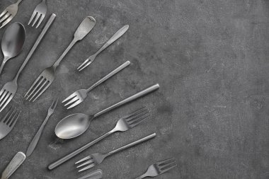 Gri arka plan üzerine çatal bıçak seti