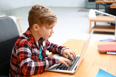 Sevimli çocuk evde laptop bilgisayar oyunu oynamak