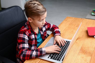 Sevimli çocuk evde laptop bilgisayar oyunu oynamak