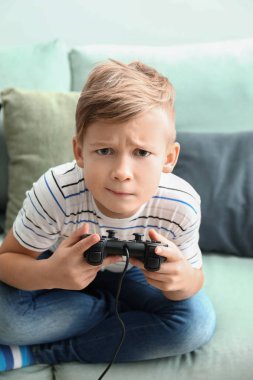 Duygusal yakışıklı video oyun evde oynarken