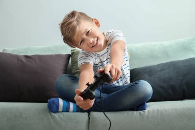 Sevimli çocuk evde video oyun oynarken